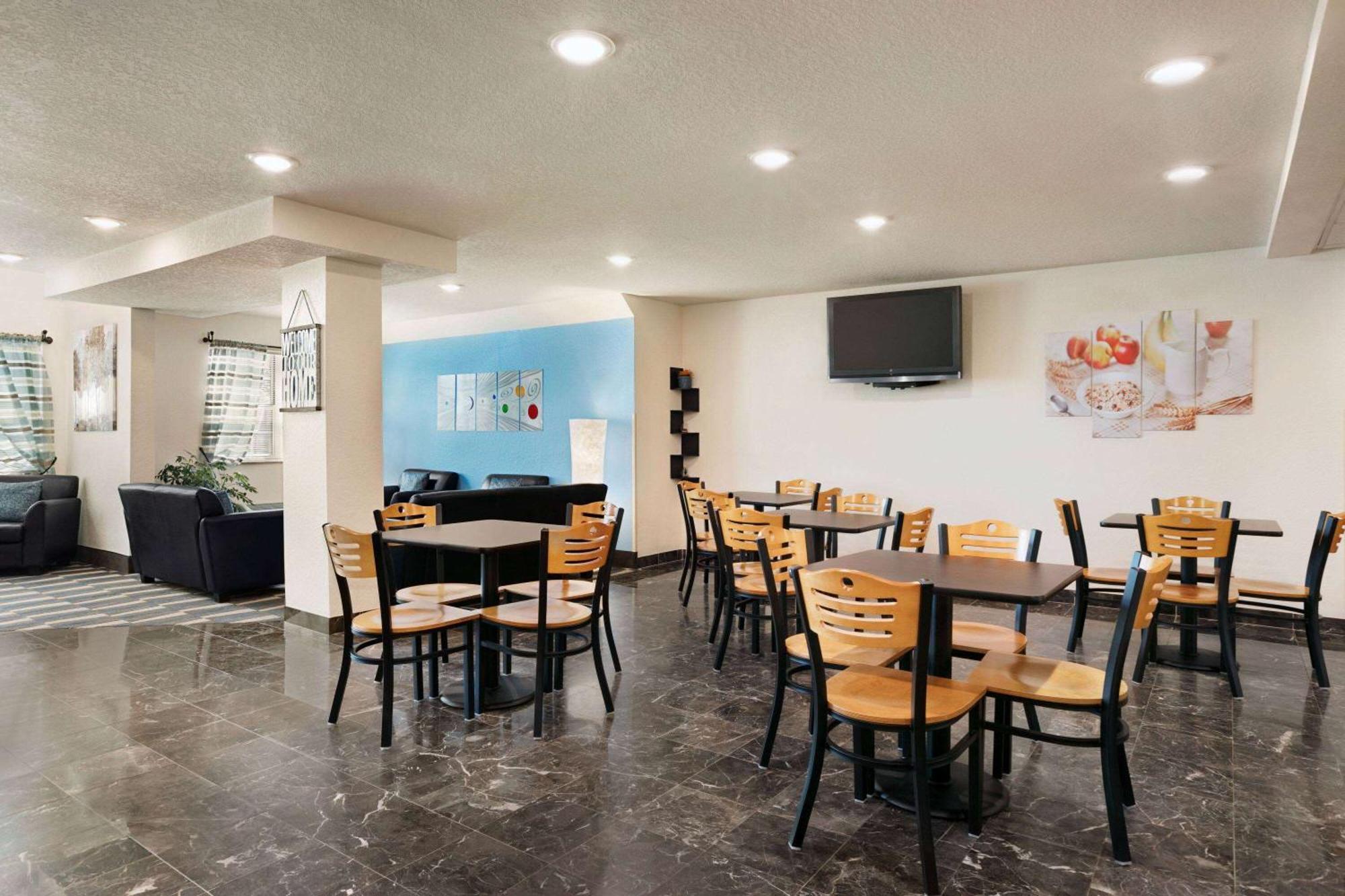 Microtel & By Wyndham Hotel 3*