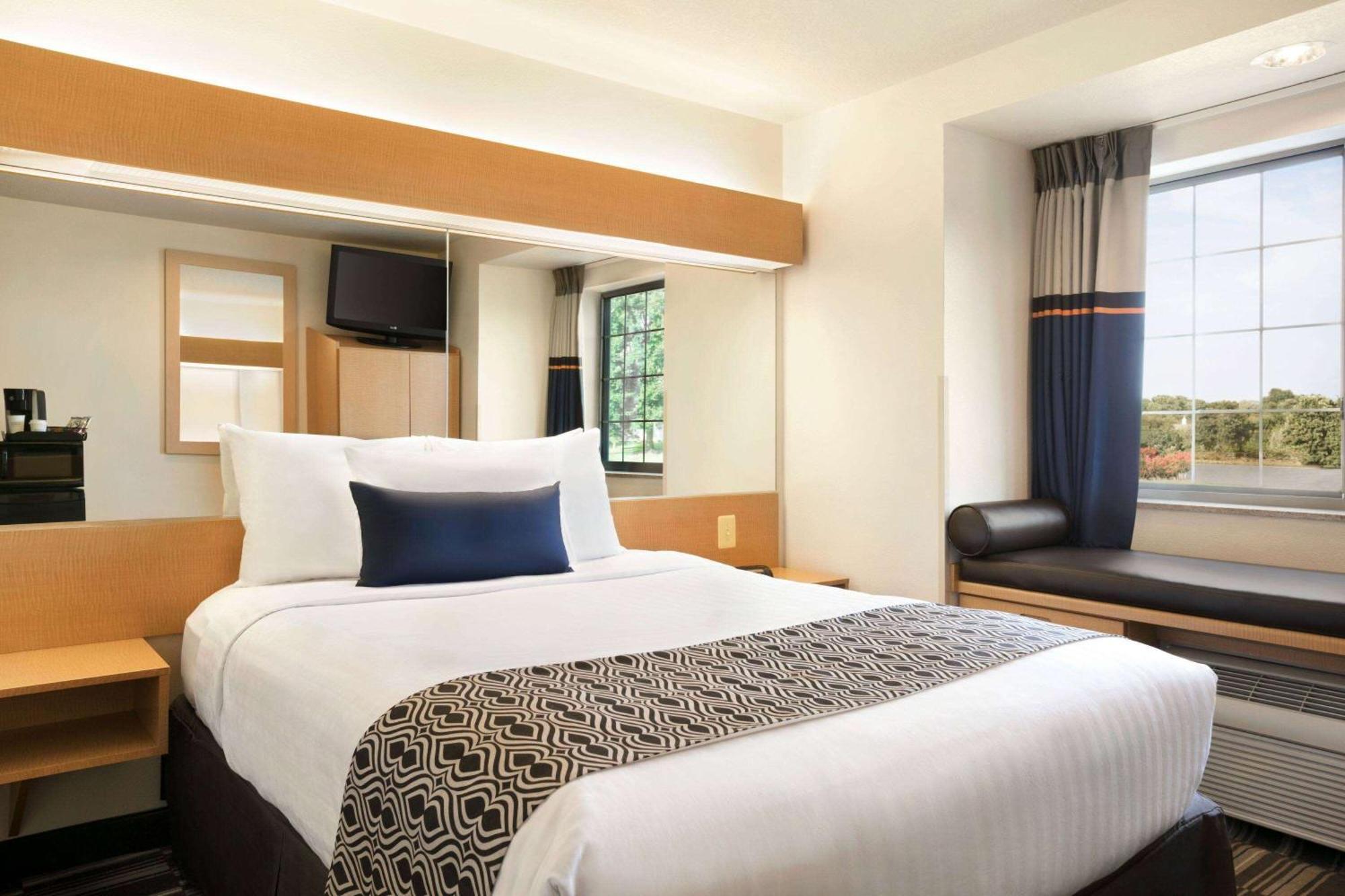 Microtel & By Wyndham Hotel 3*